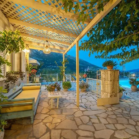 Villa Regina -Hidden Eden With Treehouse & Heated Pool *