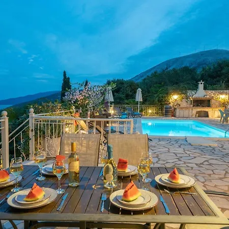 Villa Regina -Hidden Eden With Treehouse & Heated Pool