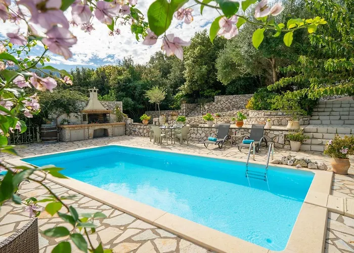 Regina -hidden Eden With Treehouse & Heated Pool Ajía Effimía