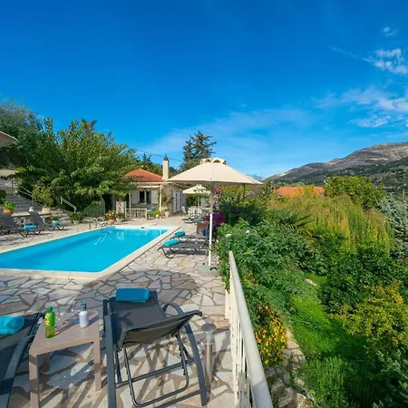 Villa Regina -hidden Eden With Treehouse & Heated Pool