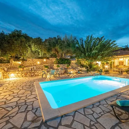 Villa Regina -hidden Eden With Treehouse & Heated Pool Agia Efimia