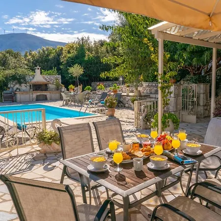 Villa Regina -Hidden Eden With Treehouse & Heated Pool